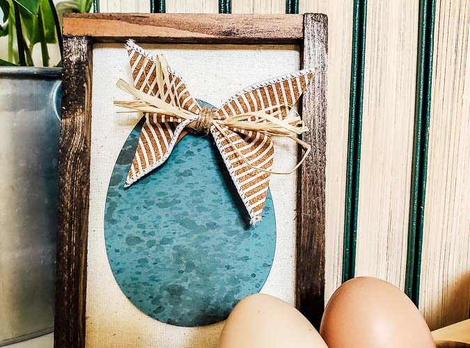 Three ways to use dollar store wooden eggs in your spring and Easter decorating, See how to paint these farmhouse style Robin Egg Blue eggs and three fun ways to use them in your decor. Budget dollar store crafts can be cute and expensive looking! #dollartree #dollartreecraft #Easterdecor #budgetdecoridea