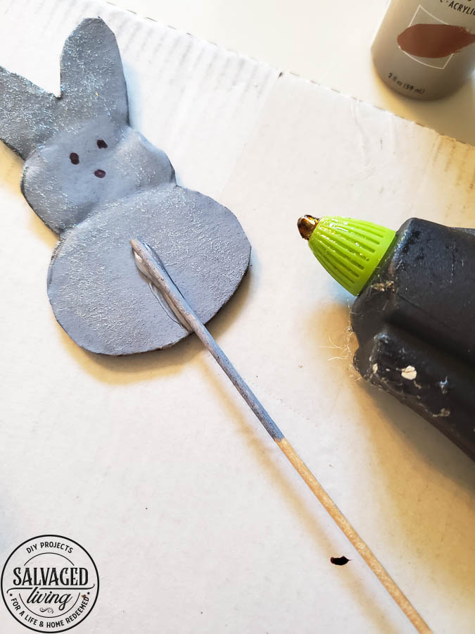 Free pattern to cut out your own Peeps bunny Easter decor. This is the perfect cardboard craft for Easter. Free pattern comes in multiple sizes so you can make peep garland, peep tablesettings, name plates and more for fun Easter decorating. #peeps #easterdecor #cardboardcraft #budgeteaster 