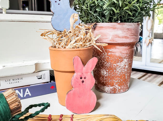 Free pattern to cut out your own Peeps bunny Easter decor. This is the perfect cardboard craft for Easter. Free pattern comes in multiple sizes so you can make peep garland, peep tablesettings, name plates and more for fun Easter decorating. #peeps #easterdecor #cardboardcraft #budgeteaster