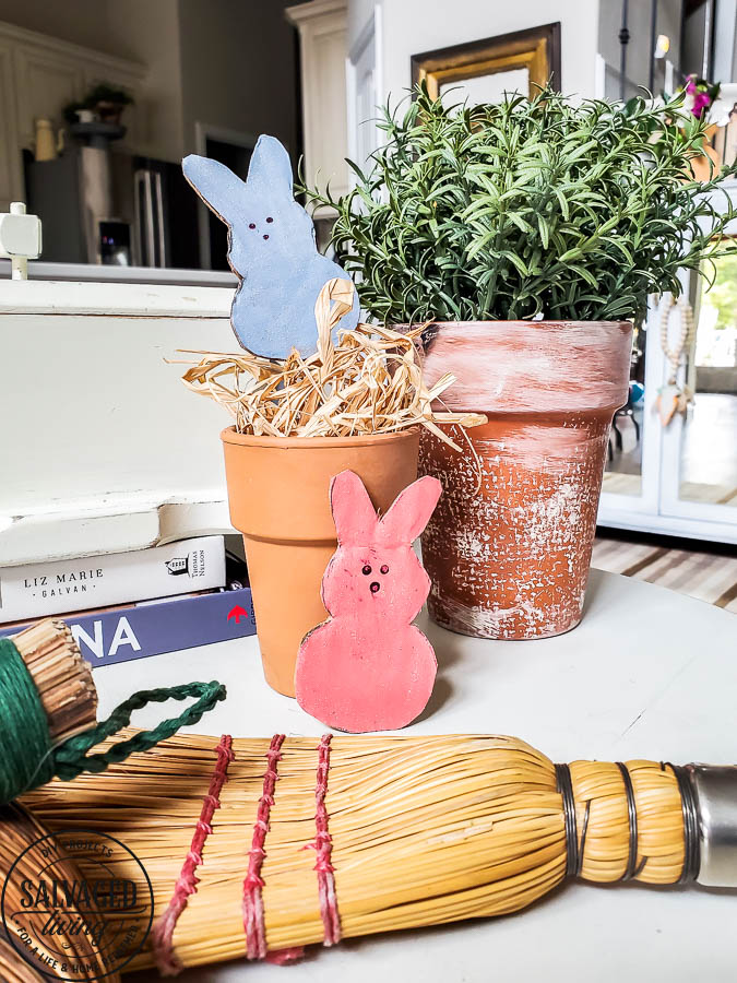 Free pattern to cut out your own Peeps bunny Easter decor. This is the perfect cardboard craft for Easter. Free pattern comes in multiple sizes so you can make peep garland, peep tablesettings, name plates and more for fun Easter decorating. #peeps #easterdecor #cardboardcraft #budgeteaster 