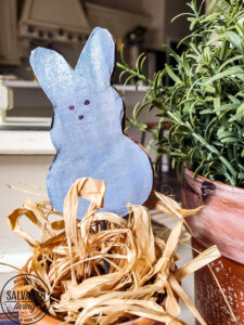 Free pattern to cut out your own Peeps bunny Easter decor. This is the perfect cardboard craft for Easter. Free pattern comes in multiple sizes so you can make peep garland, peep tablesettings, name plates and more for fun Easter decorating. #peeps #easterdecor #cardboardcraft #budgeteaster