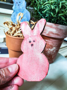 Free pattern to cut out your own Peeps bunny Easter decor. This is the perfect cardboard craft for Easter. Free pattern comes in multiple sizes so you can make peep garland, peep tablesettings, name plates and more for fun Easter decorating. #peeps #easterdecor #cardboardcraft #budgeteaster