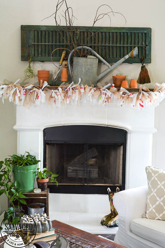 Learn how to make adorable garland from plastic grocery bags you get at the grocery store. his budget friendly DIY idea is perfect for decorating your mantel. #garland #plasticbagcraft #upcycle #budgetdecorideas
