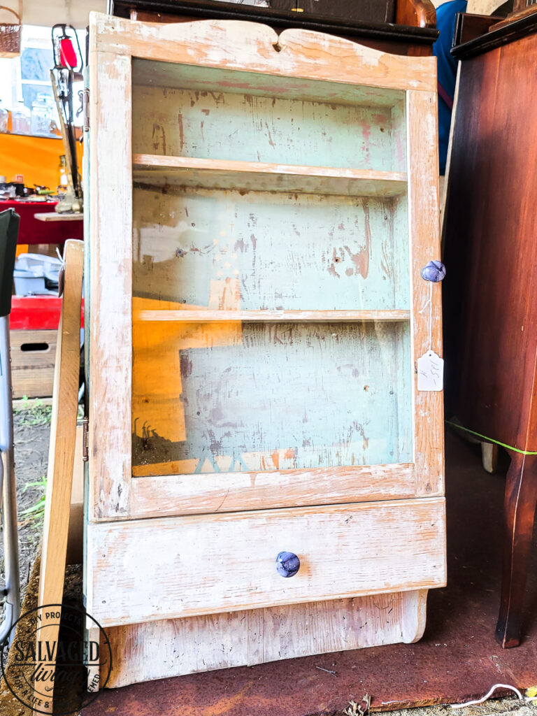 The vintage trends found at the Brimfield Antique Flea Market in Massachusetts. Be on the lookout for these vintage finds to use in your home decor. #vintagedecor #fleamarket #decor trends #vintagestyle
