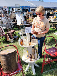 Thrift shopping at Round Top Antiques Week down in Texas is a vintage shopping trip bucket list stop. Come see the vintage trends from Warrenton and Round Top flea market! You'll find Silver home decor, vintage landscape prints and vintage game pieces in style this year, plus so many more. #vintagetrends #antiqueideas #thriftedshop #vintagehomedecor #roundtoptexas
