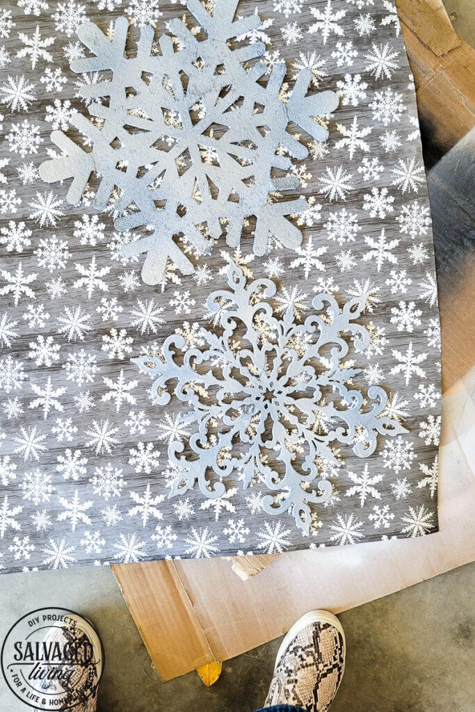 This simple DIY snowflake garland from dollar store felt pieces and Rust-Oleum Imagine spray paint is the perfect winter wonderland addition. Bring a flurry of snow to your holiday home decor with a papercraft for any decor style. #rustoleum #rustoleumimagine #snowflake #winterwonderland #holidaydecor #holidaydecorating #christmasdecor #sponsored