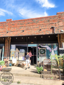 Looking for a perfect Texas weekend getaway? Wonder about things to do in Brady, Texas. The list is short but long on charm. You will love antiuqe shopping and vintage shopping in this small Texas town - the heart of Texas actually! Get a glimpse into a fun way to spend the day with your family and slow life down a little bit, enjoy the small-town feel of Brady, Texas. #traveltexas #daytrip #texasroadtrip #antiquetravel #vintageshopping