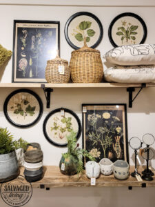 Wondering what the spring home decor trends for 2022? Here is a printable list of the design trends coming from market that you can implement into your home decor shopping, thrift store hunting and DIY or craft projects! #decortrends #homedecorshopping #vintagestyle