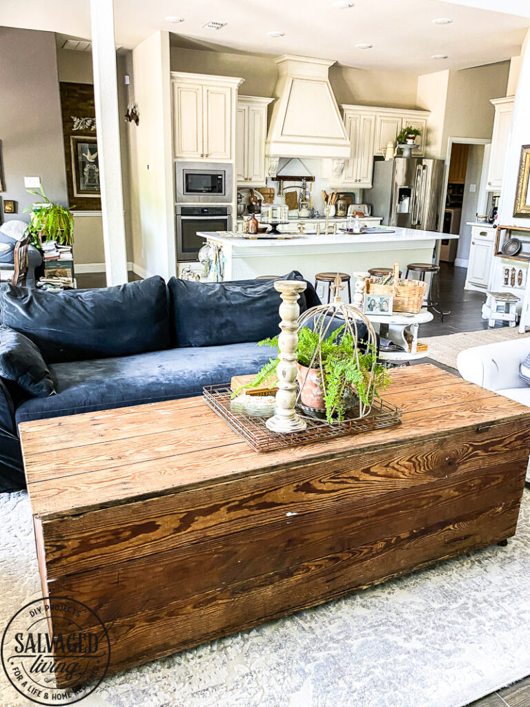 I found a great garage sale find - this $10 quilt box got a refresh and made it to my living room for a new coffee table that adds a cozy vintage vibe to the living area! #garagesale furniture #cozylivingroom #coffeetableidea