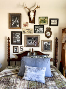 Grab ideas for a vintage hunting bedroom perfect for teen boys, you can get tons of ideas on how to decorate with taxidermy, deer heads and flags - for a room teen boys love. #teenroom #teenboydecor #huntingtheme