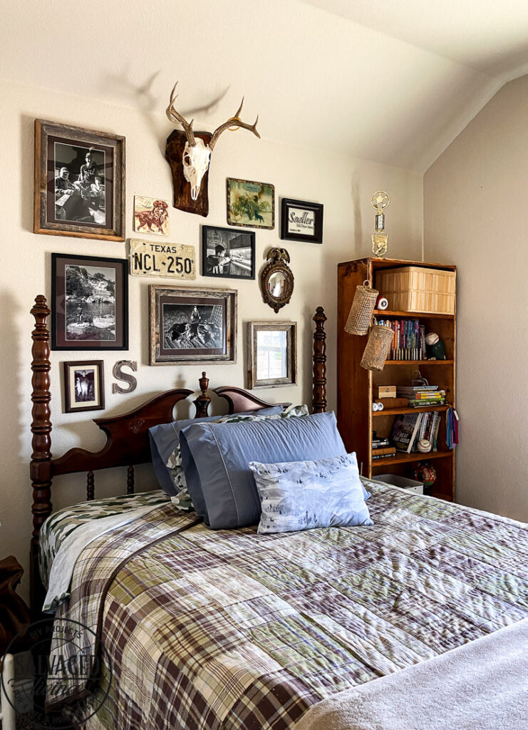Grab ideas for a vintage hunting bedroom perfect for teen boys, you can get tons of ideas on how to decorate with taxidermy, deer heads and flags - for a room teen boys love. #teenroom #teenboydecor #huntingtheme