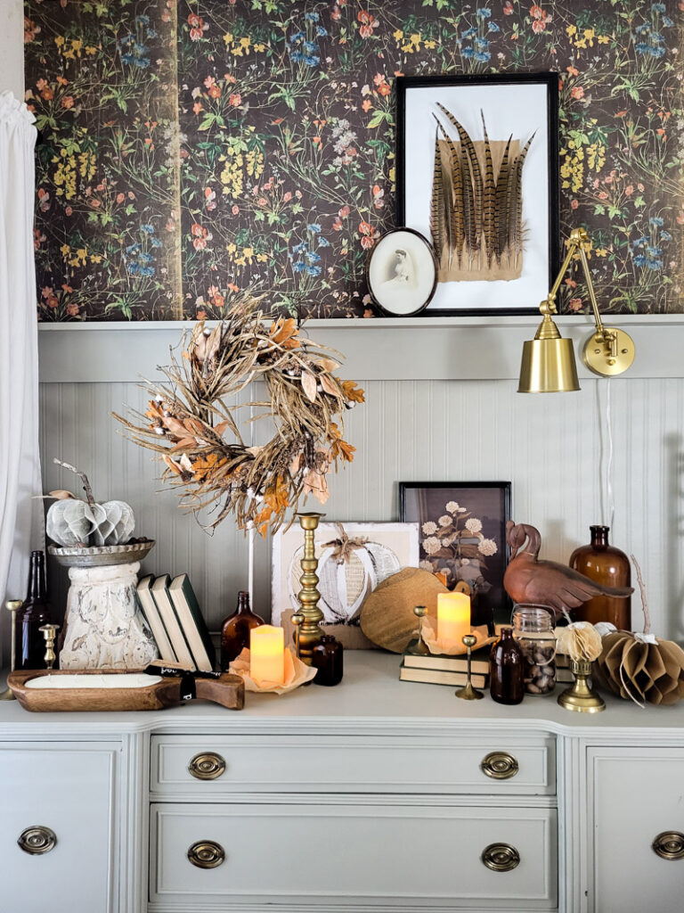 Add some fall to the bedroom with these stunning fall vignette decorating tips and ideas. Add rustic, vintage and DIY for a mix of fall touches! #falldecor #vintagefall #rusticfall #decoratingtips 