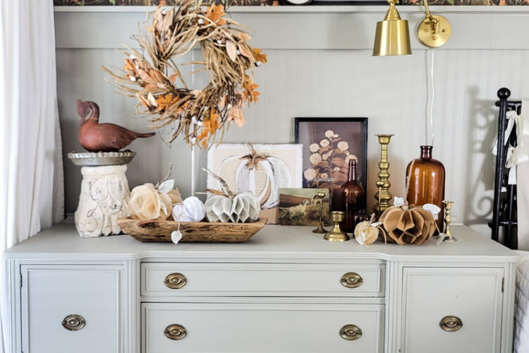 Add some fall to the bedroom with these stunning fall vignette decorating tips and ideas. Add rustic, vintage and DIY for a mix of fall touches! #falldecor #vintagefall #rusticfall #decoratingtips