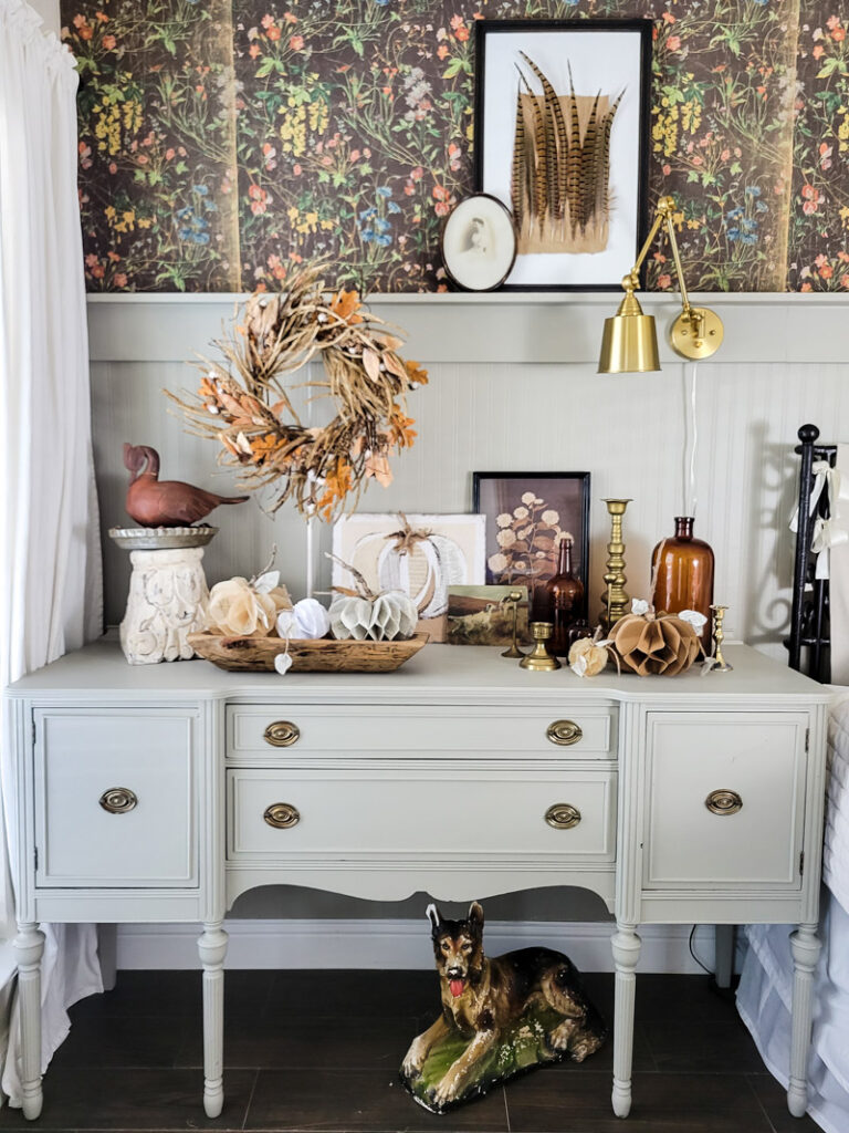 Add some fall to the bedroom with these stunning fall vignette decorating tips and ideas. Add rustic, vintage and DIY for a mix of fall touches! #falldecor #vintagefall #rusticfall #decoratingtips 