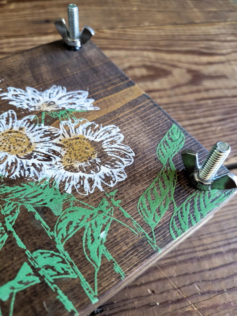 how to make a flower press. This DIY flower press tutorial will tell you how to make your flower press that works to create dried flowers you can craft and decorate with but it also looks good doing it! #driedflowers #flower press #journalart 