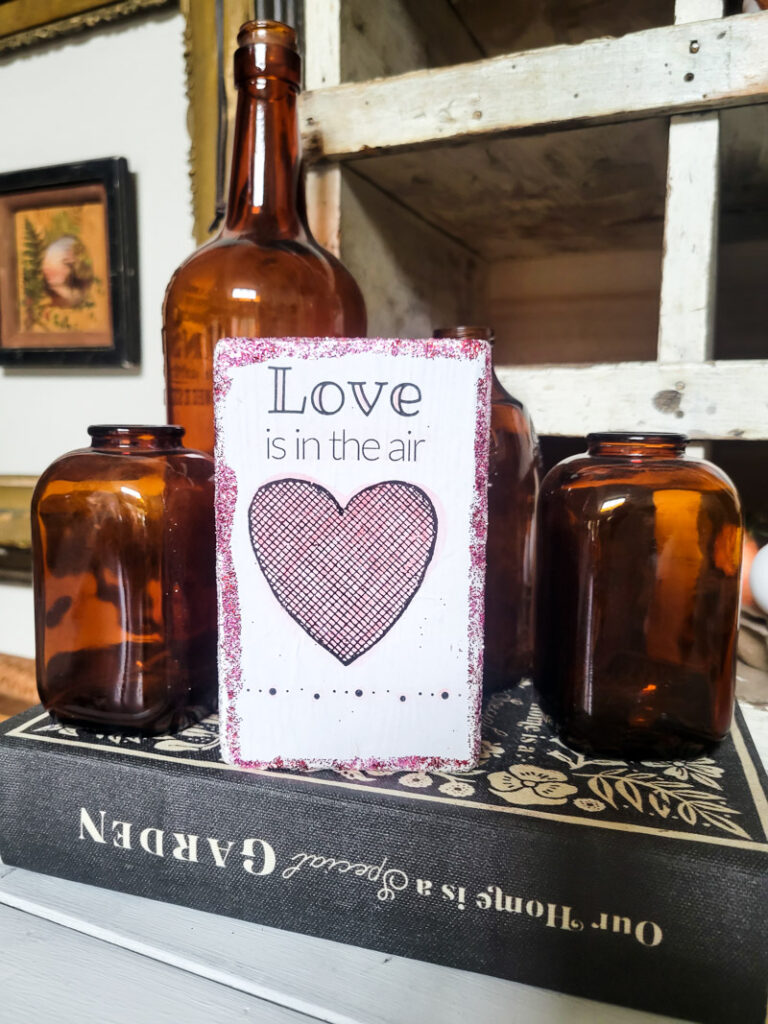 This DIY valentine's sign is perfect for a tiered tray or any area where you may need decor that looks good from all angles! #kidfriendlydiy #kidfriendlycraft #wooddiy