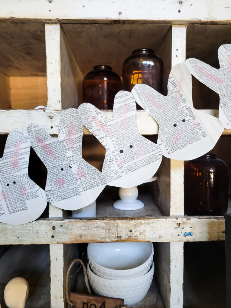 Check out how easy it is to make this stunningly sweet decor for Easter... from only paper!!!! #papercraft #paperdiy #garland #bunnies