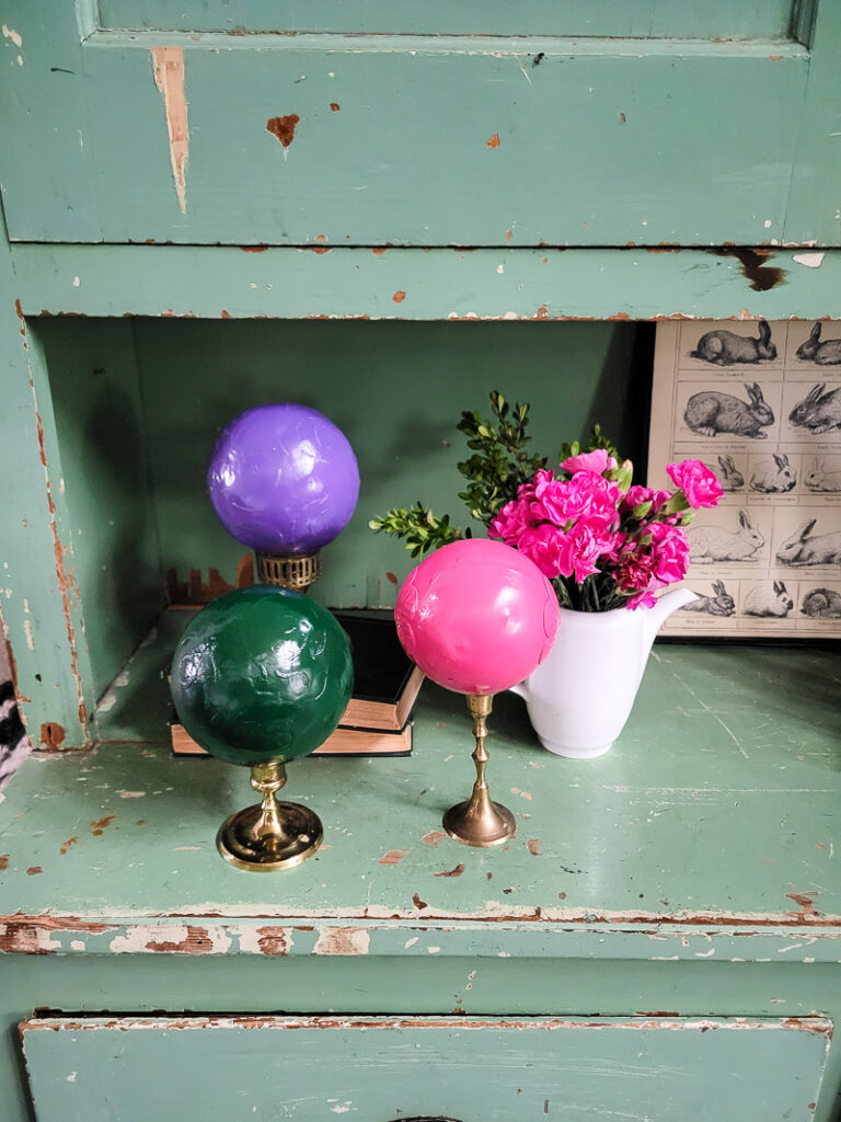 It's easy to give your old, outdated decor a quick update with Rust-Oleum Spray Paint! #spraypaint #diyproject #springdiy #rustoleum #orbs #outdateddecor #updateolddecor