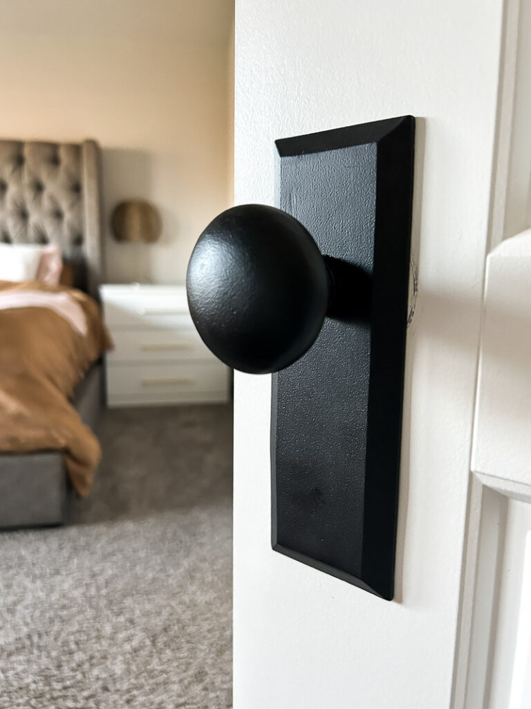 Here's how to replace your door hardware like a Pro, and upgrade your space in a big way (it only takes a few minutes)!! #doorhardware #easyhomeupdate #doorknob #agelessiron