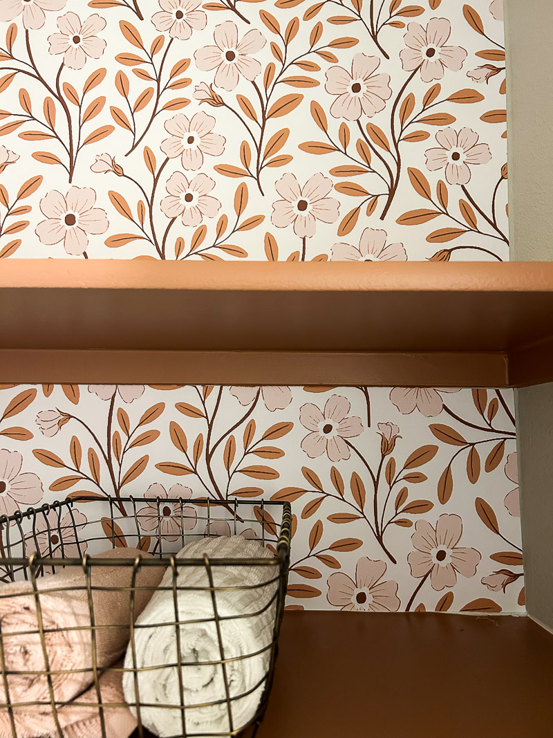 It's easy to make a big impact in a small space with wallpaper. Loomwell wallpaper. Application is easy and quick, so your space will look brand new in no time! #loomwell #loomwellpartner #wallpaper #peelandstickwallpaper