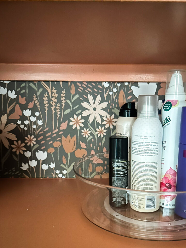 It's easy to make a big impact in a small space with wallpaper. Loomwell wallpaper. Application is easy and quick, so your space will look brand new in no time! #loomwell #loomwellpartner #wallpaper #peelandstickwallpaper