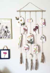 how to create dried flower wall art for budget-friendly decor that is feminine and sweet. This cozy vintage dorm room is a beautiful home away from home. Dried grocery store flowers came in handy to create this boho chic room decor! #dormdecor #driedflowers #DIYwallart