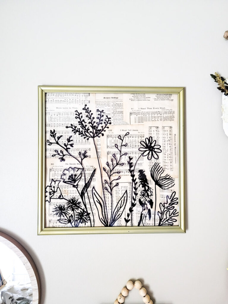 how to create dried flower wall art for budget-friendly decor that is feminine and sweet. This cozy vintage dorm room is a beautiful home away from home. Dried grocery store flowers came in handy to create this boho chic room decor! #dormdecor #driedflowers #DIYwallart