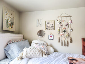 how to create dried flower wall art for budget-friendly decor that is feminine and sweet. This cozy vintage dorm room is a beautiful home away from home. Dried grocery store flowers came in handy to create this boho chic room decor! #dormdecor #driedflowers #DIYwallart