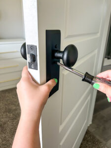 Here's how to replace your door hardware like a Pro, and upgrade your space in a big way (it only takes a few minutes)!! #doorhardware #easyhomeupdate #doorknob #agelessiron