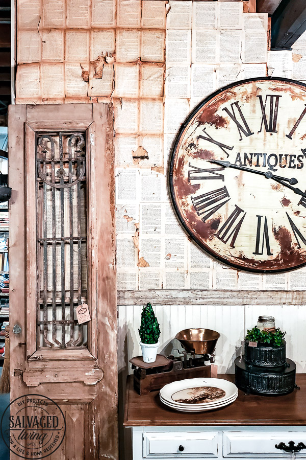 It's easy to add functionality and aesthetic with these vintage-inspired clocks, rounded up right here! #vintage #vintageinspired #vintagedecor #vintageclock