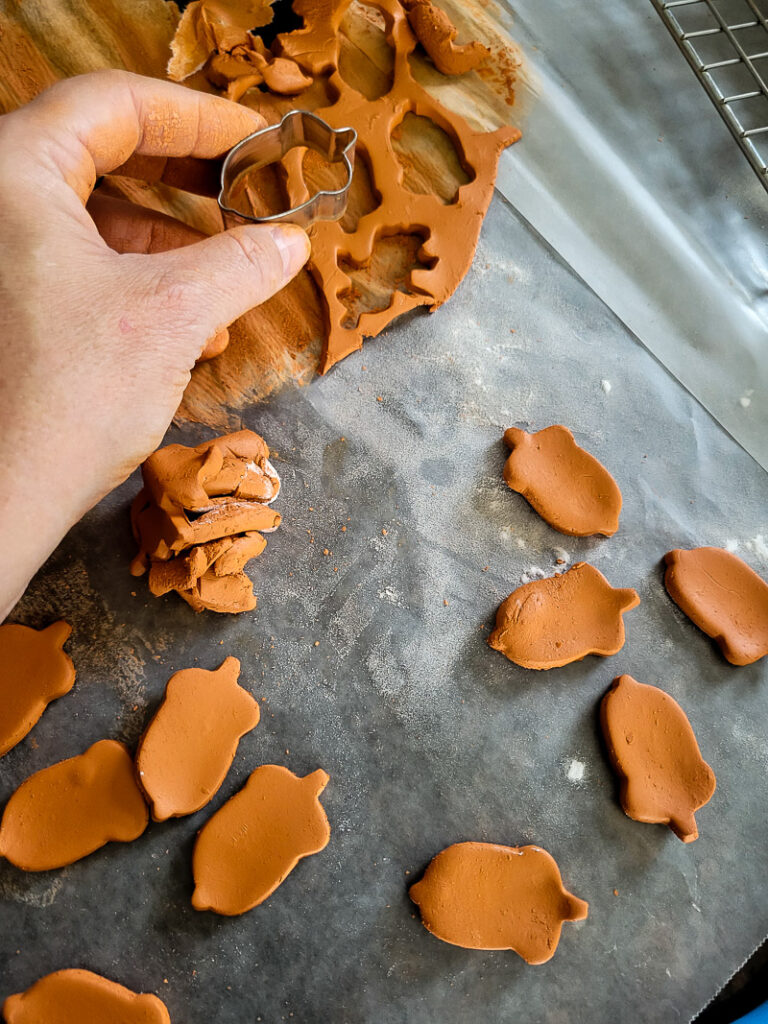 The budget-friendly, easy way to create DIY terracotta decor for Fall. Great to do with kids, and no baking required!! #terracotta #falldiy #falldecor #bowlfiller