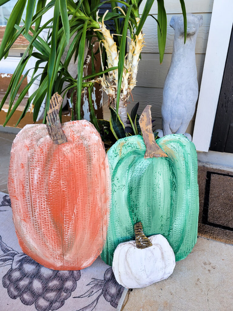 Skip the expensive store-bought heirloom pumpkins this year, let me show you how to make this easy DIY heirloom pumpkin decor! #diyheirloompumpkin #diyfalldecor #fallporch