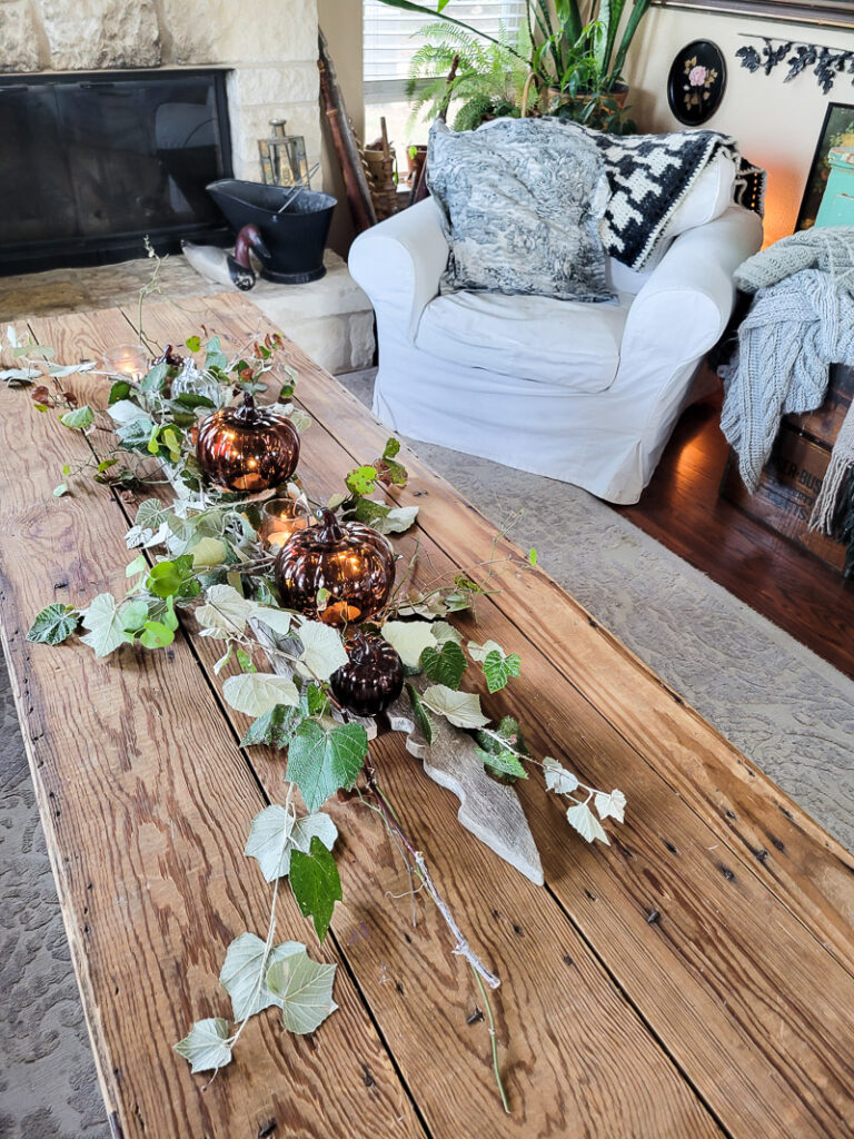 Decor can get expensive... but this cheap farmhouse centerpiece sure isn't! It's beautiful, budget-friendly, and you can use all year long! #farmhouse #budgetdecor #centerpieceidea