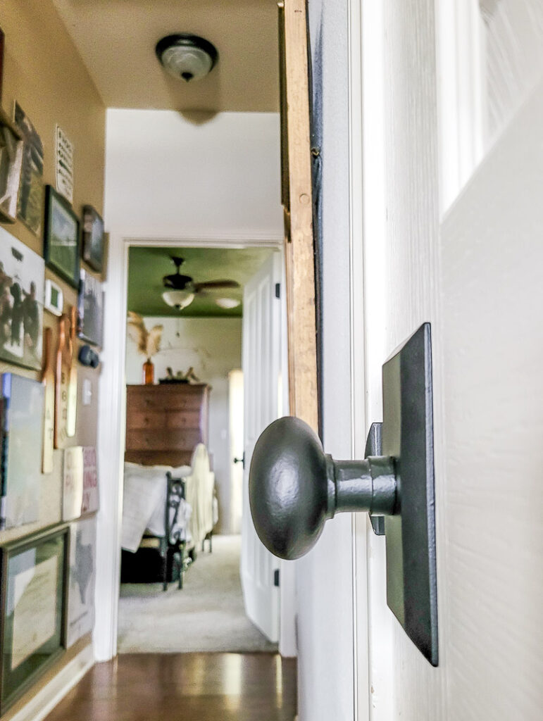 Interior door makeovers to give your home a fresh look. Check out all these great interior door update ideas you can do in a day. Adding new hardware to replace your old knobs is number one on the home update list. #agelessironhardware #doormakeover $homeupdate #onedayproject #interiordoorideas
